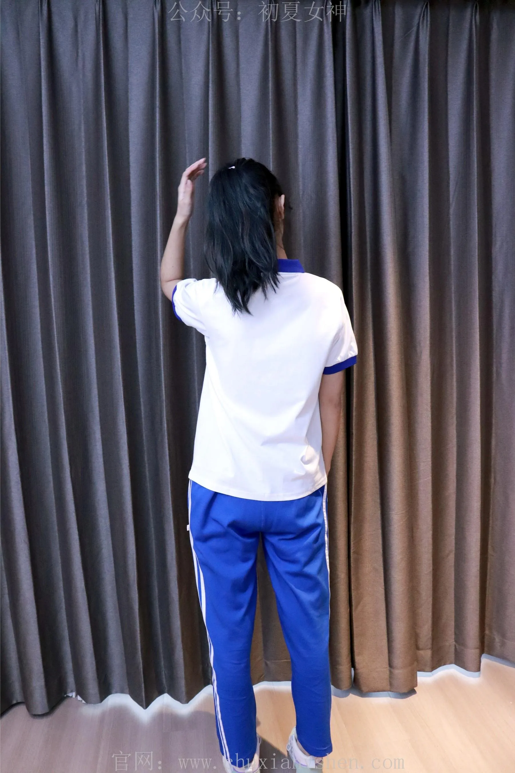 初夏女神 NO.001 依依校服搭配37码运动鞋拍摄 [126P]插图5